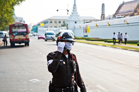 BANGKOK, THAILAND - JANUARY 5: Parade of the kings Guards, in the Grand Palace, Policeman has contacts to other guards to ensure free way for the royal family January 5, 2010 in Bangkok, Thailandのeditorial素材