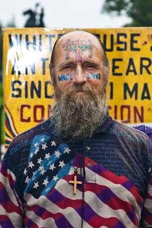 WASHINGTON, USA - JULY 14: man is demonstration in front of the white house in rain for peace and against nuclear wapons and stays there in his tent  on July 14,2010 in Washington, USA.のeditorial素材
