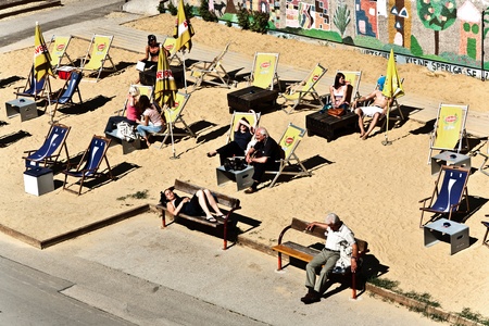 VIENNA, AUSTRIA - APRIL 25: People are relaying at the beach of the Danuvia canal in Vienna on the first bright warm day of the year on April, 25,2009 in Vienna, Austria.のeditorial素材