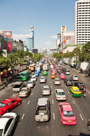 BANGKOK, THAILAND - December 22: main road in Bangkok in afternoon traffic jam with cars near the CENTRAL shopping center, Sukhumvit December 22,2009,Bangkok, Thailandのeditorial素材