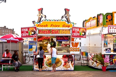 ATLANTIC CITY - JULY 13: people pay at the Fish and ships stand in  Atlantic City on July 13, 2010 in Atlantic City, USA. The town is  a nationally renowned resort city for gambling, shopping and fine dining.のeditorial素材