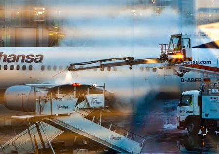 FRANKFURT - GERMANY 26: worker deices the wing of the plain in Frankfurt airport at the first frost which caused heavy delays on November 26, 2010 in Frankfurt, Germany.のeditorial素材