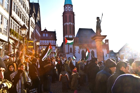FRANKFURT, GERMANY - 3 JANUARY: 10000 people demonstrate against the bombing of Gaza and for freedom in Palestine and a an own state for the palestines at the Roemerberg  at January 3, 2009 in Frankfurt, Germany.のeditorial素材