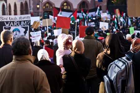 FRANKFURT, GERMANY - 3 JANUARY: 10000 people demonstrate against the bombing of Gaza and for freedom in Palestine and a an own state for the palestines at the Roemerberg  at January 3, 2009 in Frankfurt, Germany.のeditorial素材