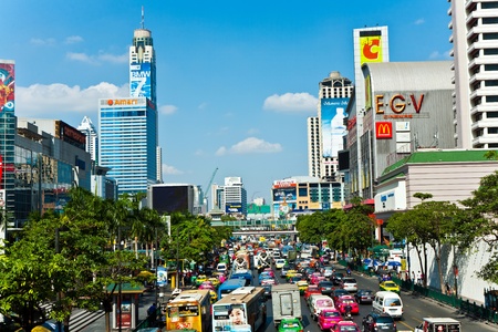 BANGKOK, THAILAND - DEC 22: main road in Bangkok in afternoon traffic jam with cars near the CENTRAL shopping center, Sukhumvit December 22, 2009 in Bangkok, Thailand.のeditorial素材