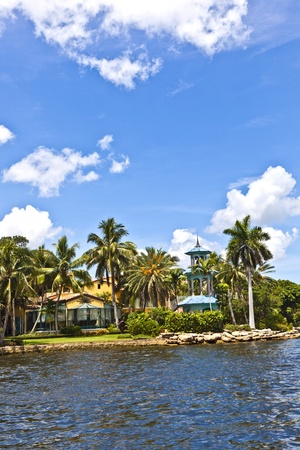 view to beautiful houses from the canal in Fort Lauderdaleのeditorial素材