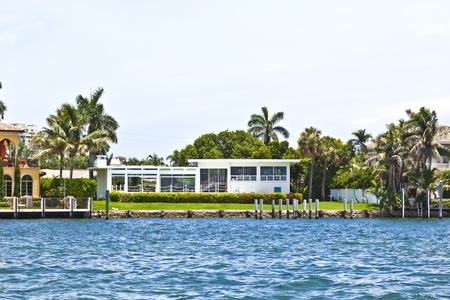 view to beautiful houses from the canal in Fort Lauderdaleのeditorial素材