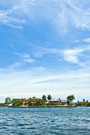 view to beautiful houses from the canal in Fort Lauderdaleのeditorial素材