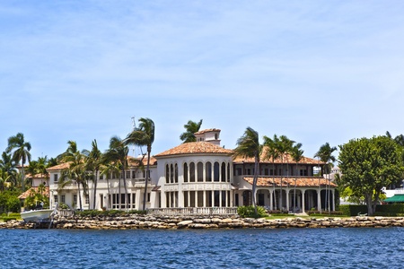 view to beautiful houses from the canal in Fort Lauderdaleのeditorial素材