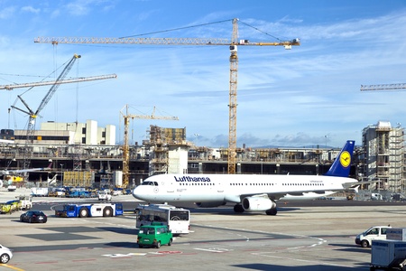 FRANKFURT, GERMANY - AUG 25: Lufthansa Flight ready to head to runway on August, 25, 2011 in Frankfurt, Germany. New Terminal A is under construction for airport enlargement,のeditorial素材