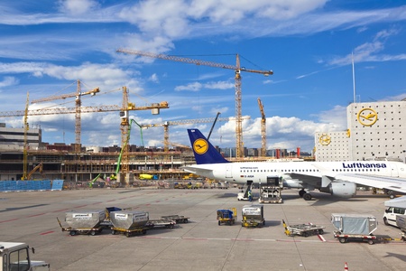 FRANKFURT, GERMANY - AUG 25: Lufthansa Flight D-AIQA ready to head to runway on August, 25, 2011 in Frankfurt, Germany. New Terminal A is under construction for airport enlargement.のeditorial素材
