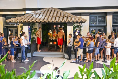 FRANKFURT, GERMANY - AUGUST 21: people queue to enter Hollister shop on August, 21,2010 in Frankfurt, Germany. Hollister opend this first shop in Germany at April 5, 2010.のeditorial素材