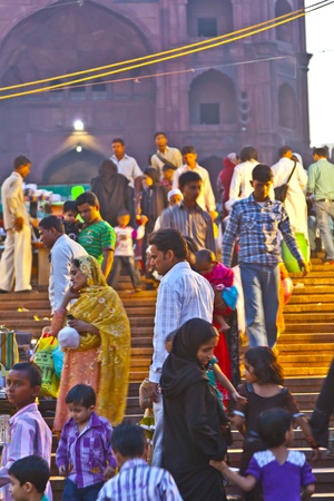 DELHI, INDIA - NOVEMBER 10: people at the Meena Bazaar in front of mosque Jama mashid on November 10, 2011 in Delhi, India. Built in the late 1970s, the shops of Meena Bazaar sell all kind of items.のeditorial素材
