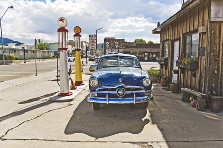 historic patrol station at Route 66 with oldtimer in superb conditionのeditorial素材