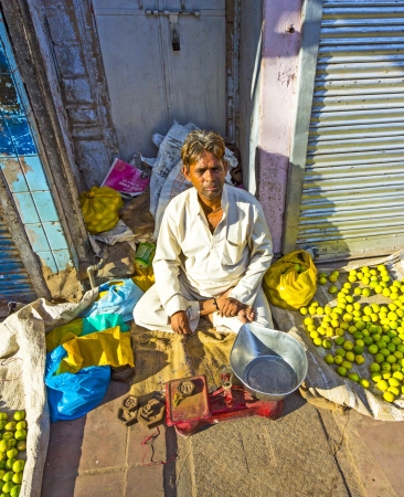 NEW DELHI - OCTOBER 16: Typical vegetable street market in India on October 16, 2012 in New Delhi, India. Food hawkers in India are generally unaware of standards of hygiene and cleanliness.のeditorial素材