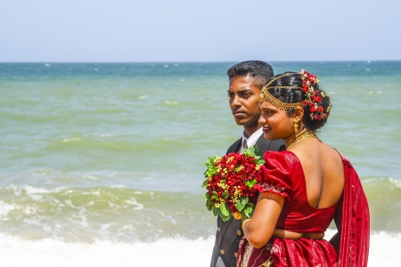 COLOMBO, SRI LANKA - AUG 18: happy fresh married couple poses for tourists and Photographers at a big wedding ceremony on AUG 16, 2005 in Colombo, Sri Lanka.のeditorial素材