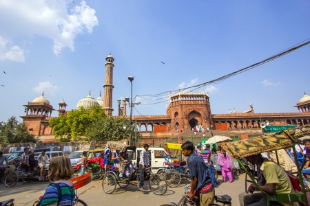 DELHI, INDIA - OCTOBER 15: people enter the Jama Masjid throug gate No 1 on October 15, 2012 in Delhi, India. The mosque is surrounded by markets and  trafic.のeditorial素材