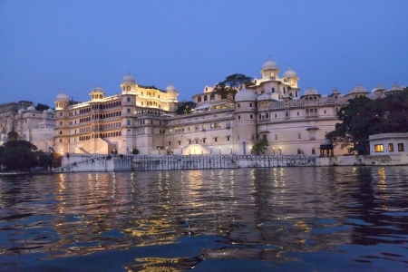 View over lake Pichola at dusk, Udaipur, Indiaのeditorial素材