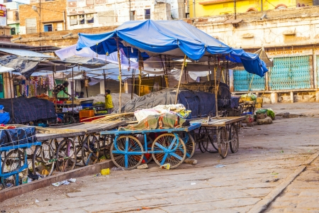 JODHPUR, INDIA - OCT 23: Poverty in India, people sleep on a cart Oct 22, 2012 in Jodhpur, India. More than 90 million people in India make less than $1 USD per day, thus setting them below the global poverty threshold.のeditorial素材