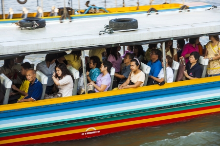 BANGKOK - JANUARY 4: people in the boat at the river Mae Nam Chao Phraya on January 4, 2010 in Bangkok, Thailand. Boat ferry is a regular public service on the river.のeditorial素材