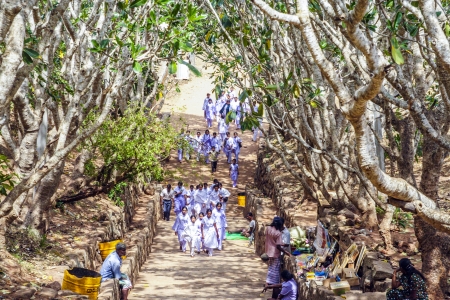 MIHINTALE, SRI LANKA - AUG 8  schoolclass in school uniforms visit the famous temple on August 8, 2005 in Mihintale, Sri Lanka  Most Sri lanka schools require the children to wear school uniforms  here is no national uniform  Each school establish their oのeditorial素材