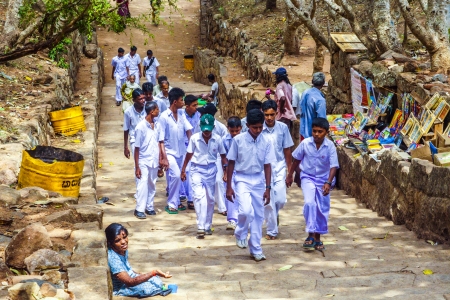 MIHINTALE, SRI LANKA - AUG 8  schoolclass in school uniforms visit the famous temple on August 8, 2005 in Mihintale, Sri Lanka  Most Sri lanka schools require the children to wear school uniforms  here is no national uniform  Each school establish their oのeditorial素材