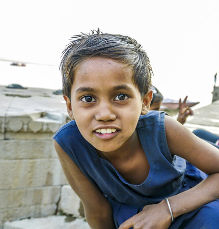 VARANASI, INDIA - DEC 11:  children pose for fotografers on December 11, 2011 in India, Varanasi. Some hope to get a gift and sometimes ask for money.のeditorial素材