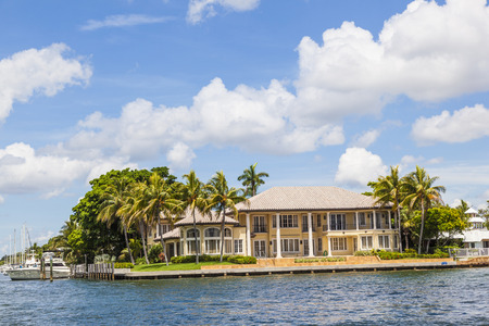 FORT LAUDERDALE, USA - AUG 1: Luxurious waterfront home on Aug 1, 2010 in Fort Lauderdale. There are 165 miles  of waterways within the city limits and 9,8 percent of the city is covered by water.のeditorial素材