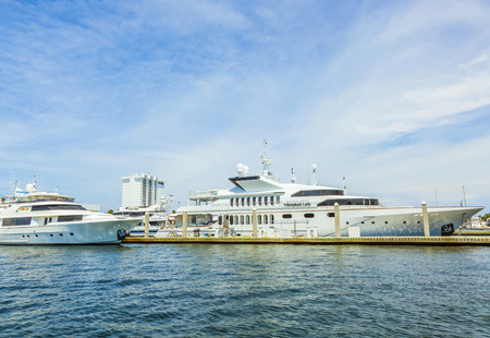 FORT LAUDERDALE, USA - AUG 1: boats at waterfront homes on Aug 1, 2010 in Fort Lauderdale. There are 165 miles  of waterways within the city limits and 9,8 percent of the city is covered by water.のeditorial素材
