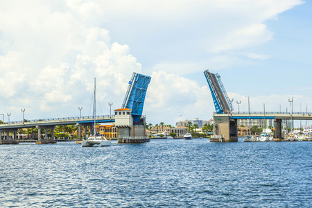 FORT LAUDERDALE, USA - AUG 1: open drawbridge on Aug 1, 2010 in Fort Lauderdale. There are 165 miles  of waterways within the city limits and 9,8 percent of the city is covered by water.のeditorial素材