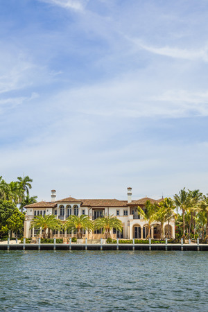 FORT LAUDERDALE, USA - AUG 1: Luxurious waterfront home on Aug 1, 2010 in Fort Lauderdale. There are 165 miles  of waterways within the city limits and 9,8 percent of the city is covered by water.のeditorial素材