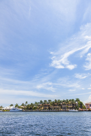FORT LAUDERDALE, USA - AUG 1: Luxurious waterfront home on Aug 1, 2010 in Fort Lauderdale. There are 165 miles  of waterways within the city limits and 9,8 percent of the city is covered by water.のeditorial素材