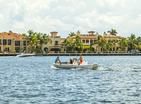 FORT LAUDERDALE, USA - AUG 1: people in motor boat on Aug 1, 2010 in Fort Lauderdale. There are 165 miles  of waterways within the city limits and 9,8 percent of the city is covered by water.のeditorial素材