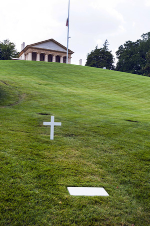 ARLINGTON, USA - JULY 15: Modest tomb of Robert Kennedy in Arlington National Cemetery on July 15, 2010 in Arlington, USA.のeditorial素材