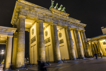 Brandenburg Gate (Brandenburger Tor) in Berlin night shotのeditorial素材