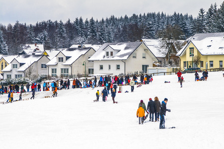 KOENIGSTEIN, GERMANY - MARCH 23, 2008: families enjoy the snow in Koenigstein, Germany. The winter season in the Taunus hills are very short and natural covered hills with snow are seldom.のeditorial素材