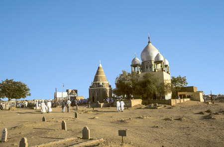 OMDURMAN, SUDAN - MAR 17, 1984: Sufi Mausoleum and the tomb of Sheikh Hamad in Omdurman, Sudan.のeditorial素材
