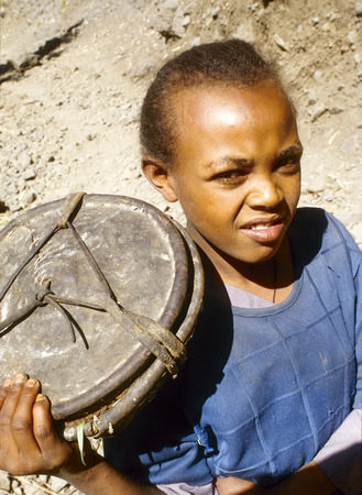 AXUM, ETHIOPIA- JULY 1, 1998: Unidentified farm girl brings the food to her father who works at the field in Axum, Ethiopia.のeditorial素材