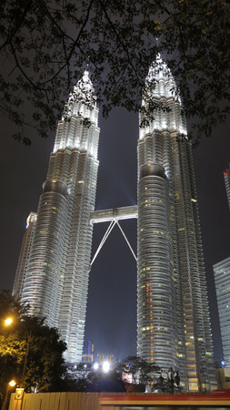KUALA LUMPUR, MALAYSIA - AUG 30, 2015: The night view of the Petronas Twin Towers at KLCC City Center.のeditorial素材