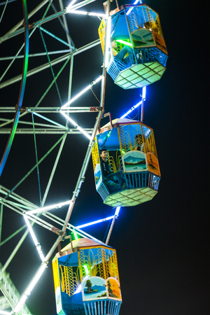 DELHI, INDIA - NOV 11, 2011: people enjoy the big wheel in the amusement park in Delhi, India in front of the red fort. The prices are very low to enable poorer people a ride.のeditorial素材