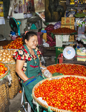BANGKOK, THAILAND - MAY 12, 2009: women  selling fresh vegetables at the morning market Pak Khlong Thalat in Chinatown,  Bangkok, Thailandのeditorial素材