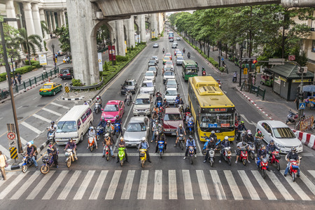 BANGKOK, THAILAND - MAY 6, 2009: cars stop at a traffic light and wait for green light at Sukhumvit road in Bangkok. Traffic jam is a major transportation problem in Bangkok.のeditorial素材
