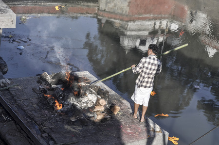 KATHMANDU, NEPAL - NOV 21, 2013 : Hindu cremation rituals at the banks of Bagmati river at Pashupatinath Temple complex in Kathmanduのeditorial素材