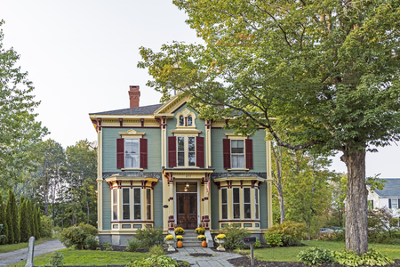 THOMASTON, USA - SEP 16, 2017: facade of typical family house from the early 19th century in the New England state of Maine. The colorful facades are made of wooden planks.のeditorial素材