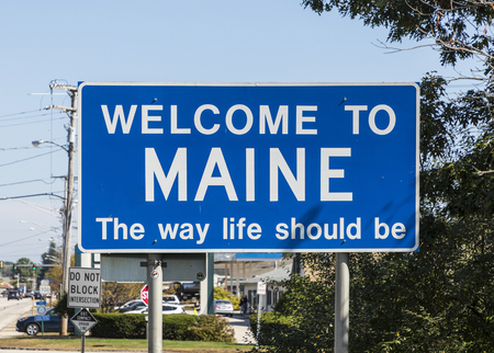 state sign maine at the highway with welcome greetingの写真素材
