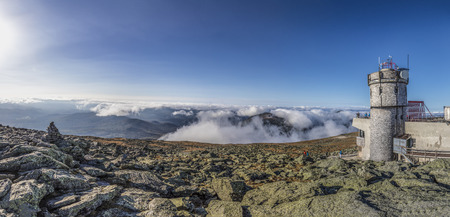 JACKSON, USA - SEP 19, 2017: view from Mount Washington in New Hampshire in afternoon light with weather station and summit building.のeditorial素材