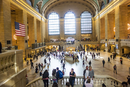 NEW YORK,  USA - OCT 6, 2017: Commuters and tourists in the grand central station in New York, panoramic view. It is the largest train station in the world by number of platforms: 44のeditorial素材