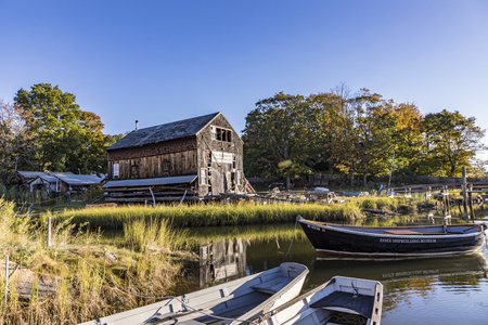 ESSEX, USA - SEP 29, 2017: panoramic river landscape with boats and Essex shipbuilding museum and wharf in ESSEX, New England, USAのeditorial素材