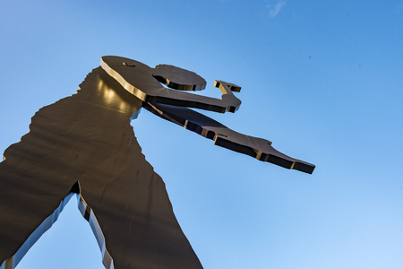 FRANKFURT, GERMANY - NOV 27, 2017:  Kinetic sculpture "Hammering Man" by Jonathan Borofsky near Frankfurt Messe exhibition area is 21 m high with periodically moving arm holding hammer.のeditorial素材