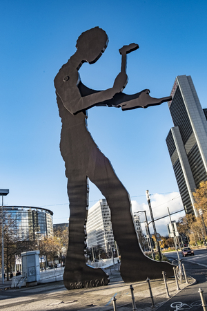 FRANKFURT, GERMANY - NOV 27, 2017:  Kinetic sculpture "Hammering Man" by Jonathan Borofsky near Frankfurt Messe exhibition area is 21 m high with periodically moving arm holding hammer.のeditorial素材